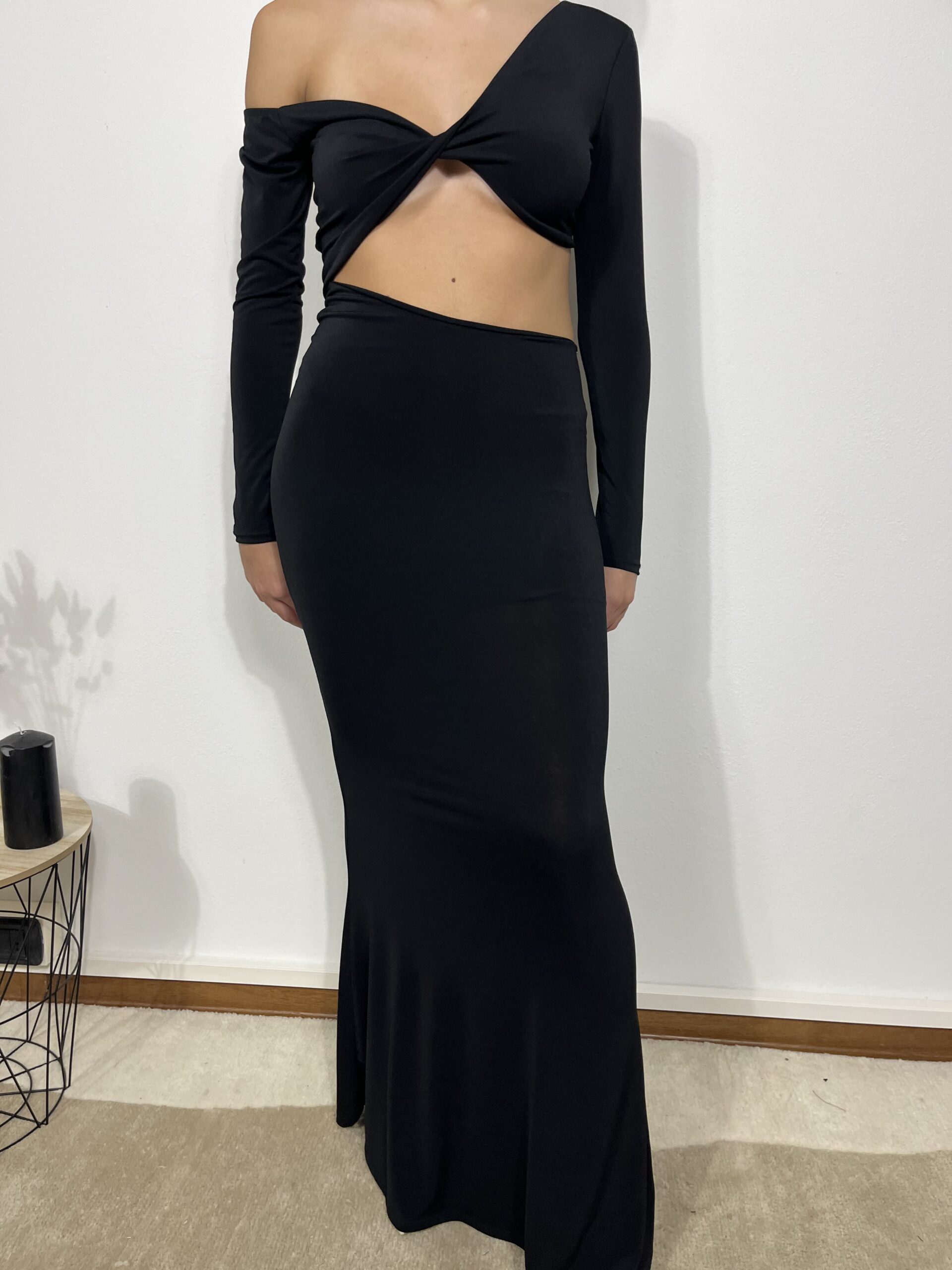 abito lungo con cut out sul davanti abito lungo con cut out sul davanti