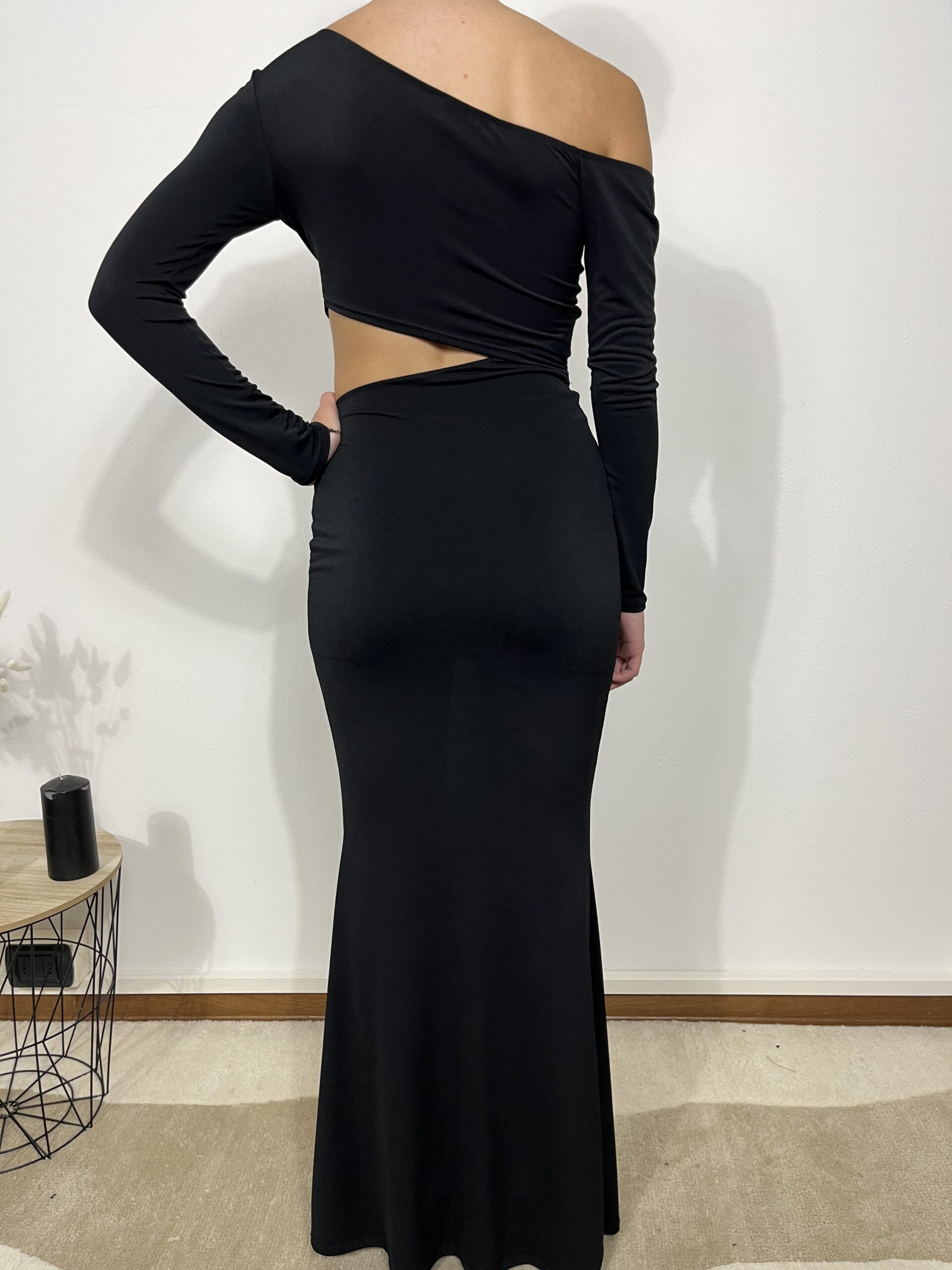abito lungo con cut out sul davanti abito lungo con cut out sul davanti