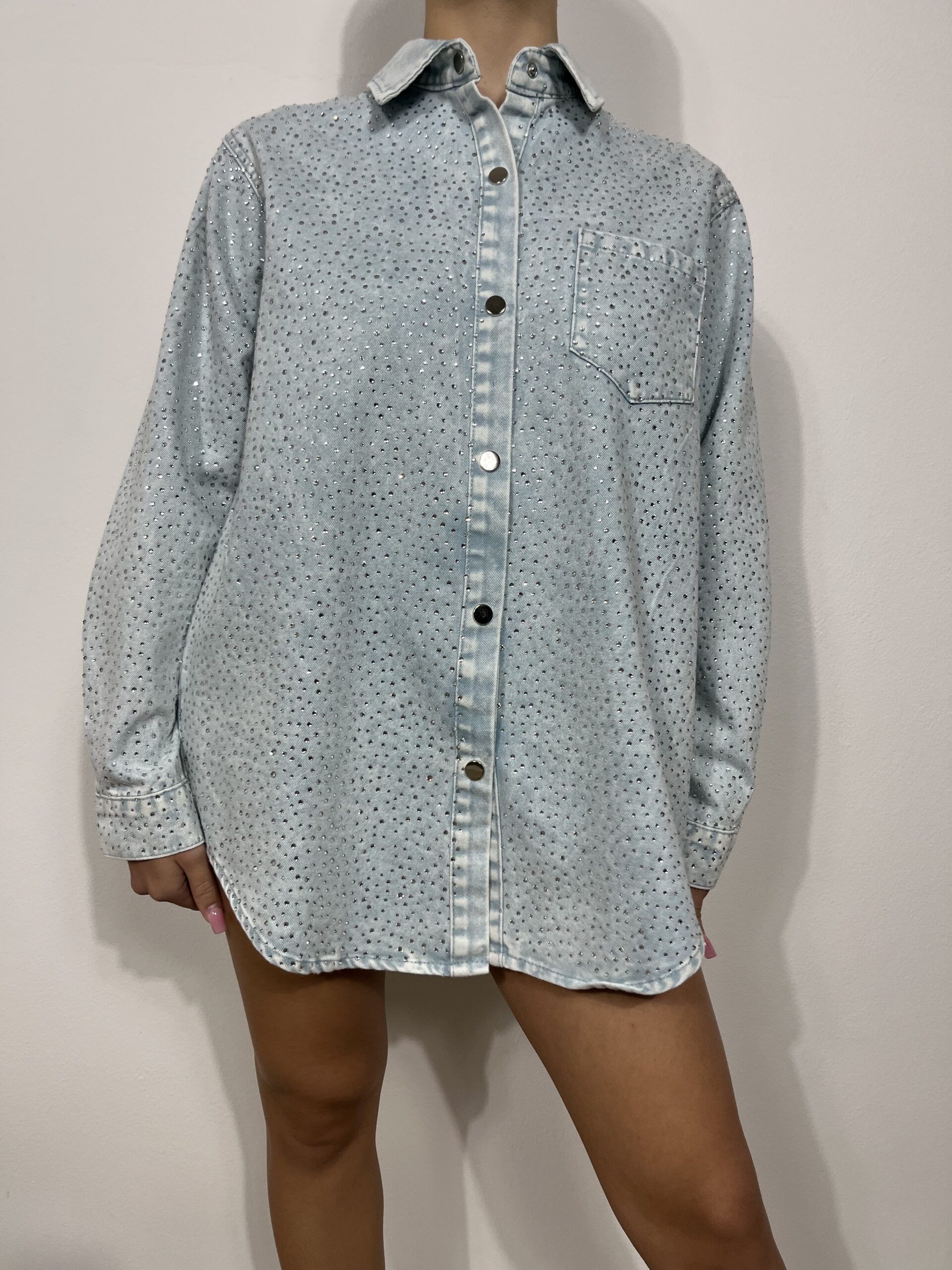 camicia jeans azzurra con brillantini camicia jeans azzurra con brillantini