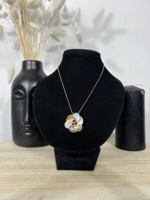 collana con ciondolo fiore rosato