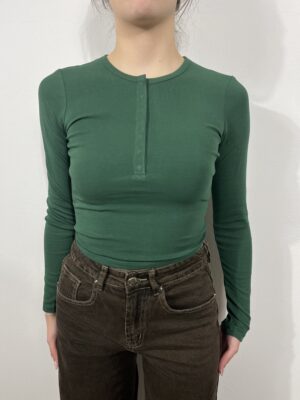 maglietta con bottoncini verde